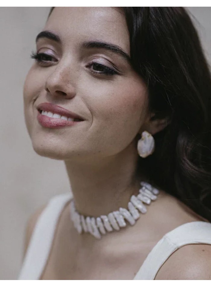 Earrings with an irregular pearl in an elegant...