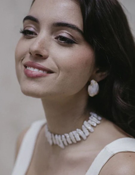 Boucles d'oreilles ornées d'une perle de forme irrégulière, au design élégant