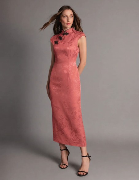 Vestido midi color teja con tejido satinado estampado