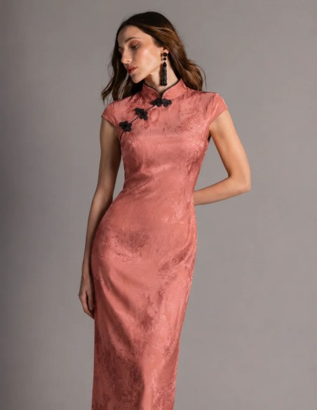 Robe midi couleur tuile en tissu satiné, avec un décolleté oriental