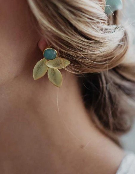 Boucles d'oreilles dorées en forme de feuilles, ornées d'une pierre vert d'eau
