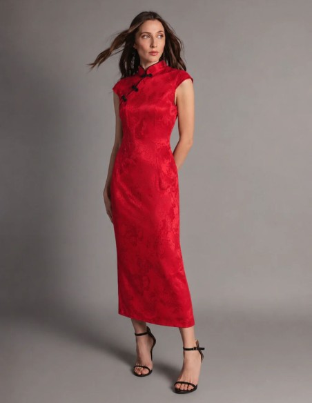 Robe midi rouge en tissu satiné avec un décolleté oriental