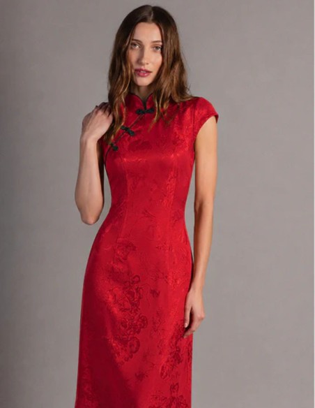 Robe midi rouge en tissu satiné avec un décolleté oriental
