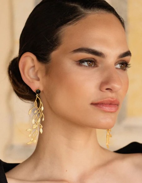 Boucles d'oreilles dorées avec une pierre noire et des branches