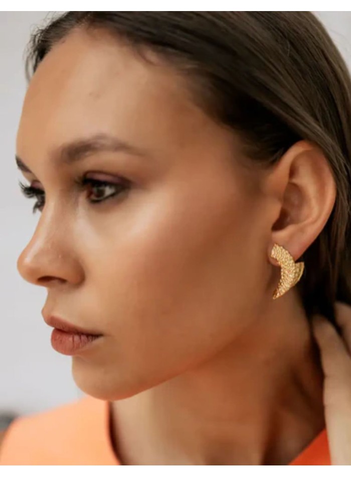Grandes boucles d'oreilles dorées incurvées