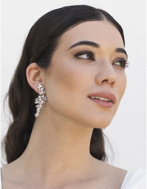 Boucles d'oreilles incurvées ornées de zircons brillants 2
