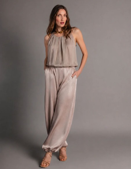 Blusa de tirantes color visón en gasa con pliegues