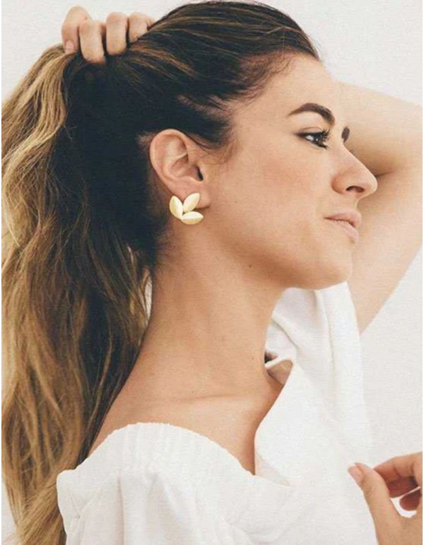 Pendientes con diseño de hojas en dorado 2