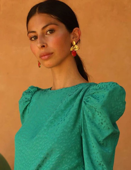 Pendientes de invitada con hojas y piedra de color rojo
