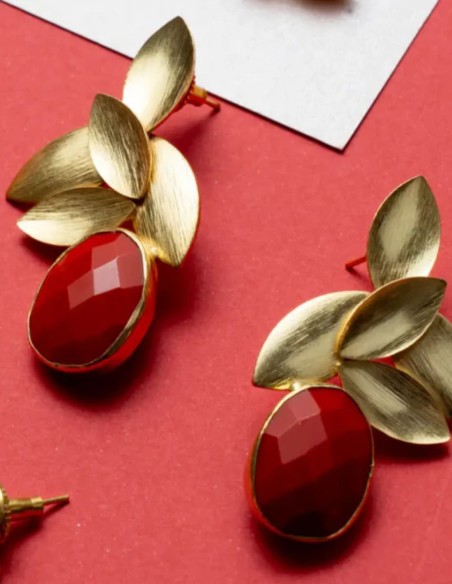 Boucles d'oreilles d'invitée ornées de feuilles et d'une pierre rouge