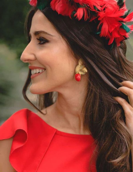 Boucles d'oreilles d'invitée ornées de feuilles et d'une pierre rouge