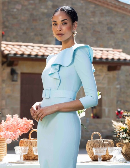 Vestido midi celeste con volante en el hombro y cinturón