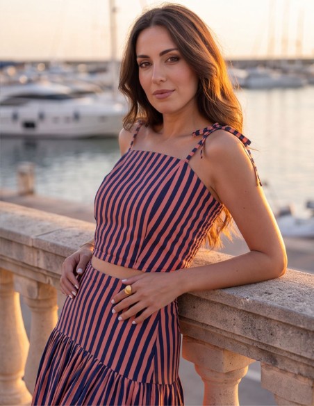 Conjunto de top de tirantes y falda midi de rayas rosa y azul