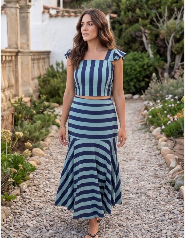 Conjunto de top y falda de rayas en tonos azules