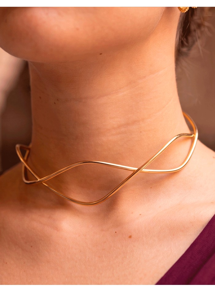 rigid gold choker stands out for its minimalist design