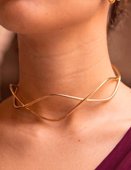 rigid gold choker stands out for its minimalist design