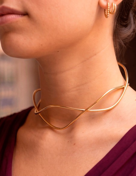 Un collier ras-du-cou doré aux lignes sculpturales qui transforme n’importe quelle tenue