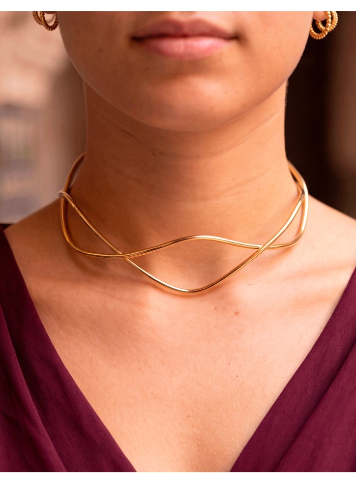 choker dorado con olas
