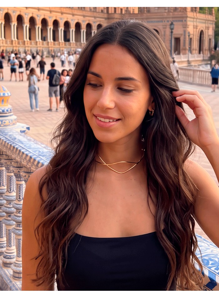 Choker dorado rígido de diseño orgánico minimalista