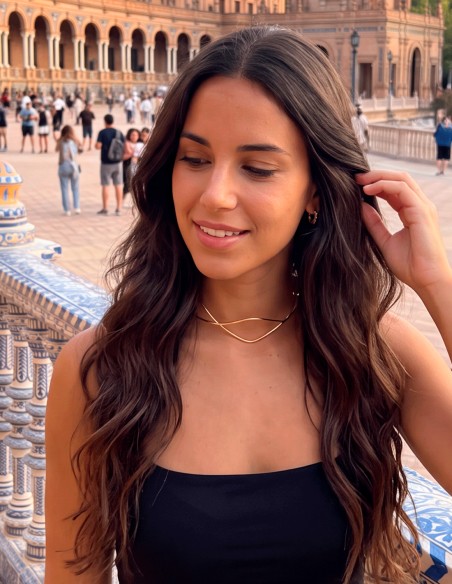 Collier ras-du-cou rigide doré au design minimaliste et organique