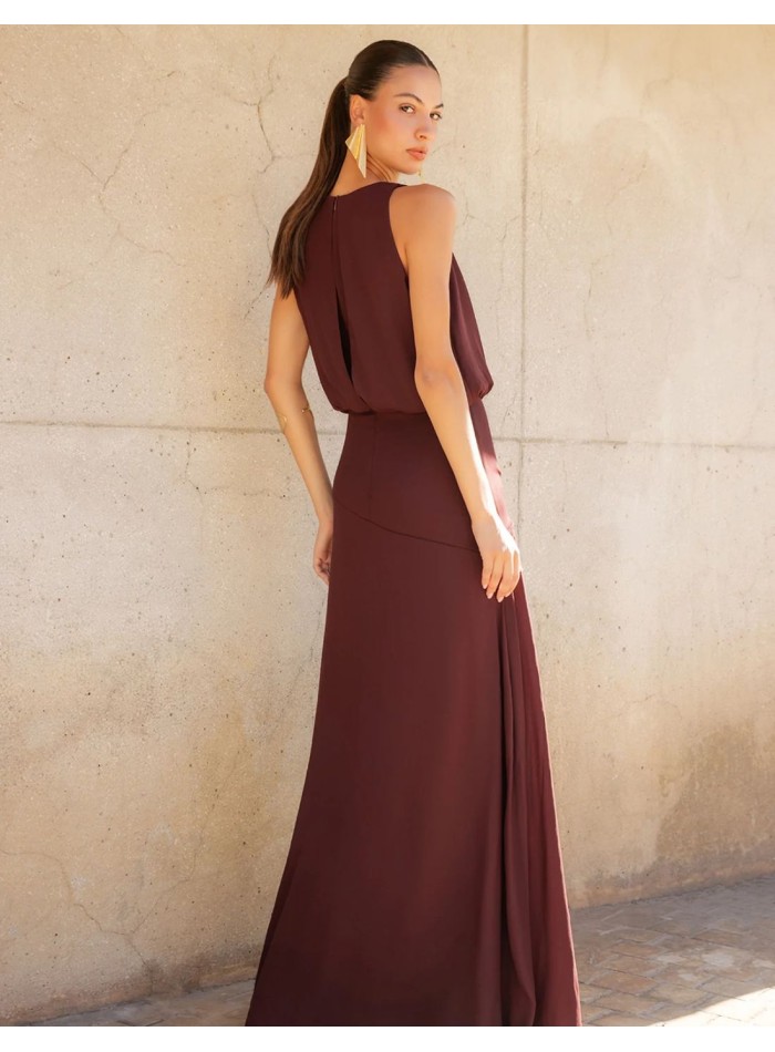 Vestido largo marrón con escote cruzado