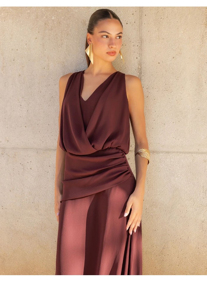 Robe longue marron à encolure croisée et...