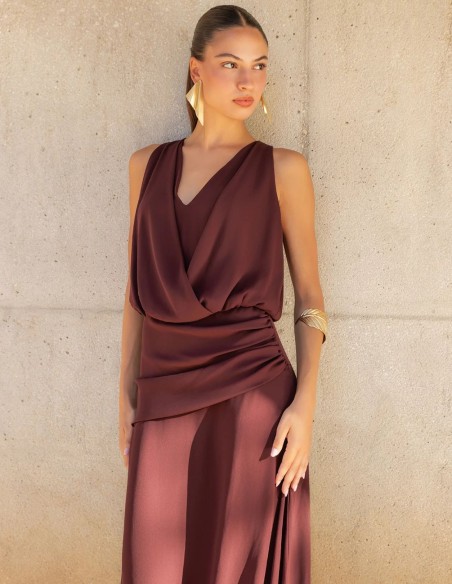 Robe longue marron à encolure croisée et corsage drapé