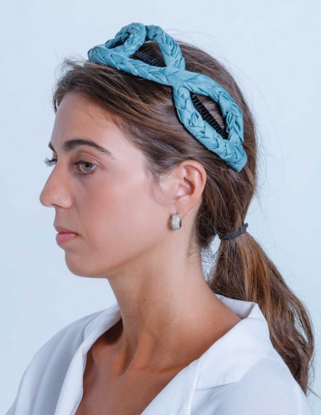 Diadema de trenzas cruzadas azul en INVITADISIMA Diadema de trenzas cruzadas azul en INVITADISIMA