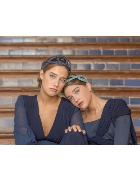 Diadema de trenzas cruzadas marino de Margarita Sangiovanni Diadema de trenzas cruzadas marino de Margarita Sangiovanni