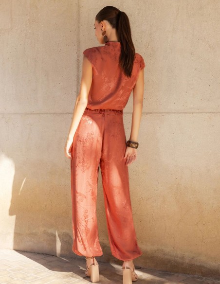 Pantalón largo en jacquard satinado con cinturilla tableada color teja
