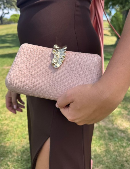 Bolso para invitada color rosa con tejido rugoso y cierre dorado