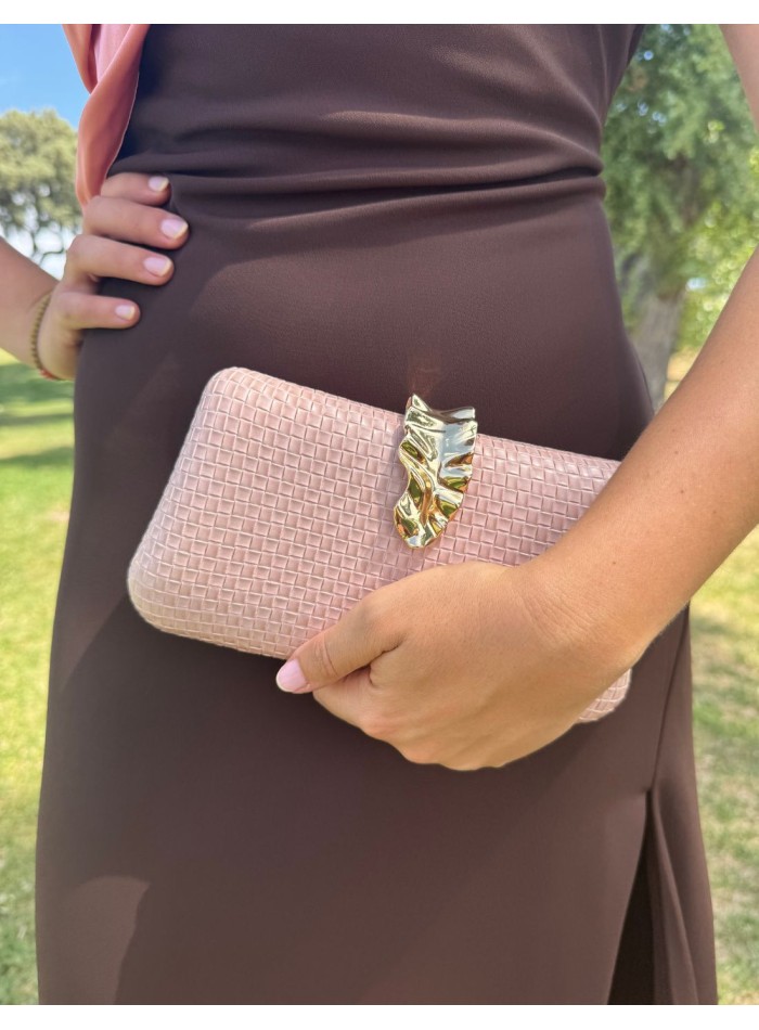 Bolso para invitada con tejido rugoso y cierre dorado