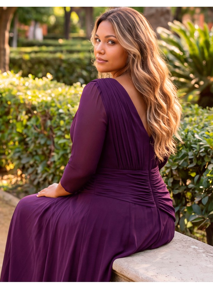 Vestido largo de fiesta en color vino, diseñado especialmente para realzar la silueta en tallas grandes.
