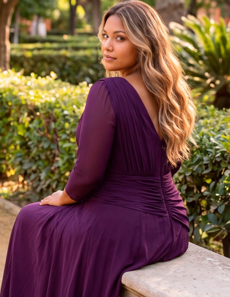 Vestido largo de fiesta en color vino, diseñado especialmente para realzar la silueta en tallas grandes.
