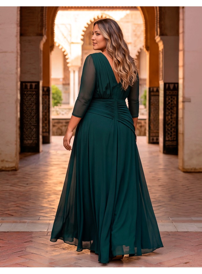 elégante robe de soirée longue vert bouteille, conçue pour mettre particulièrement en valeur les silhouettes de grande taille.