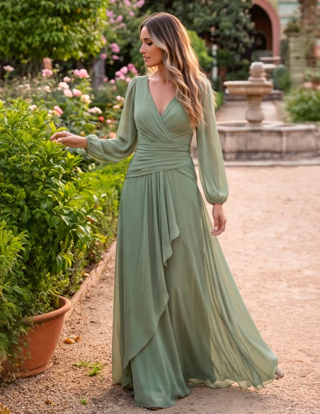 Cette robe longue vert olive fait partie de ces modèles qui permettent