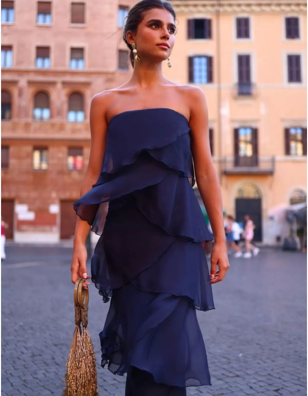 Vestido largo con escote palabra de honor y volantes