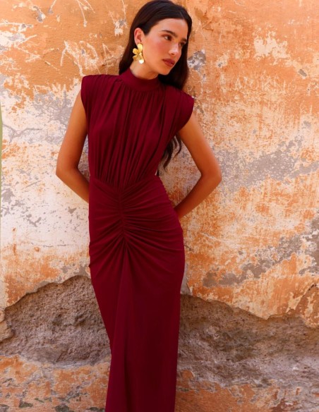Robe longue à col haut et épaulettes