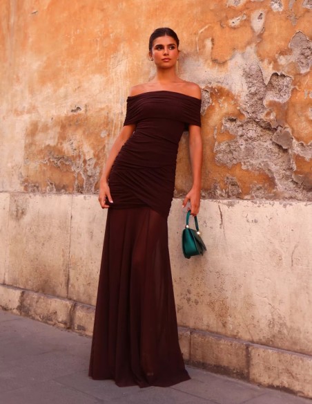 Robe longue à encolure bardot et drapée au niveau des hanches