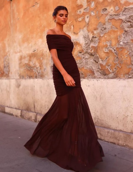Robe longue à encolure bardot et drapée au niveau des hanches