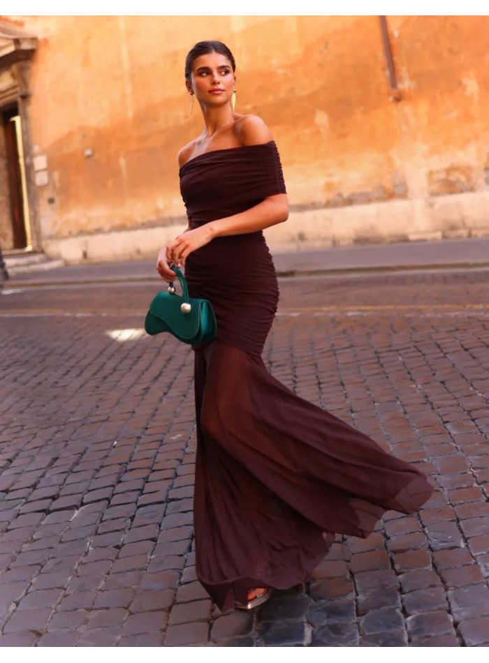 Vestido largo con escote bardot y drapeado en...