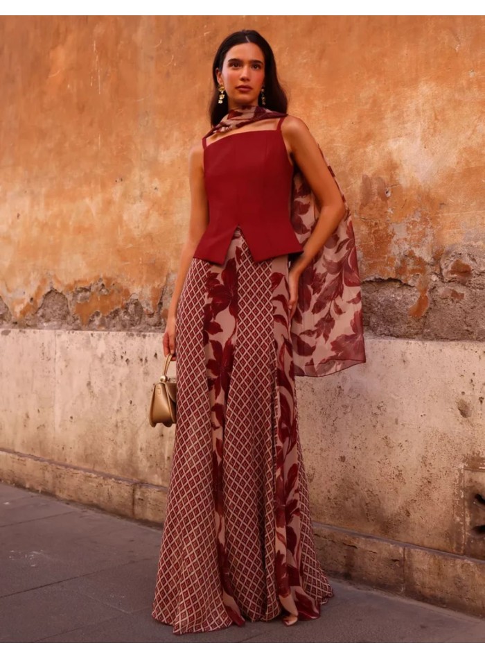 Top entallado con escote recto y tirantes finos para invitada o looks casuales
