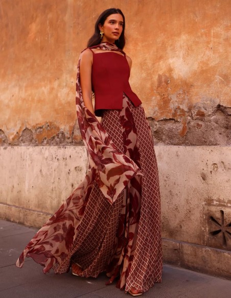 Fitted top with a straight neckline and thin straps