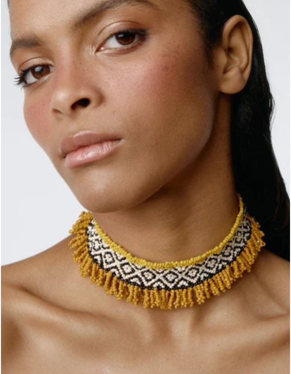 Choker artesanal tejido a mano con patrón geométrico