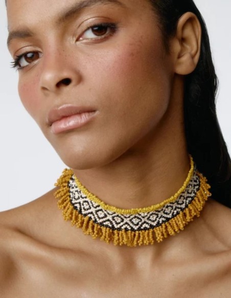 Choker artesanal tejido a mano con patrón geométrico