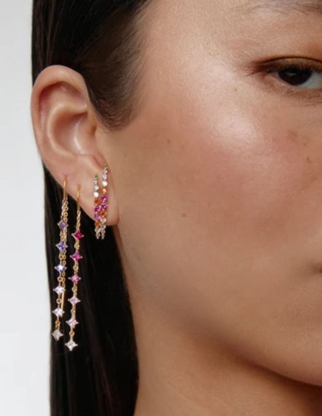 Boucles d'oreilles longues dorées ornées de zircons violets
