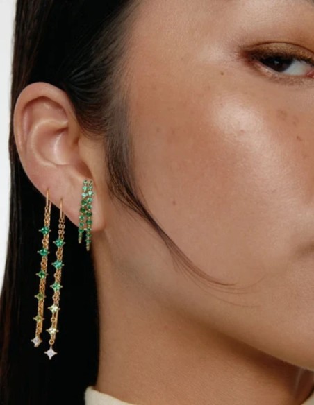 Boucles d'oreilles longues dorées ornées de zircons verts
