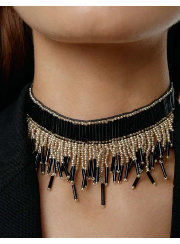 Collier ras-du-cou en fil métallisé et résines...