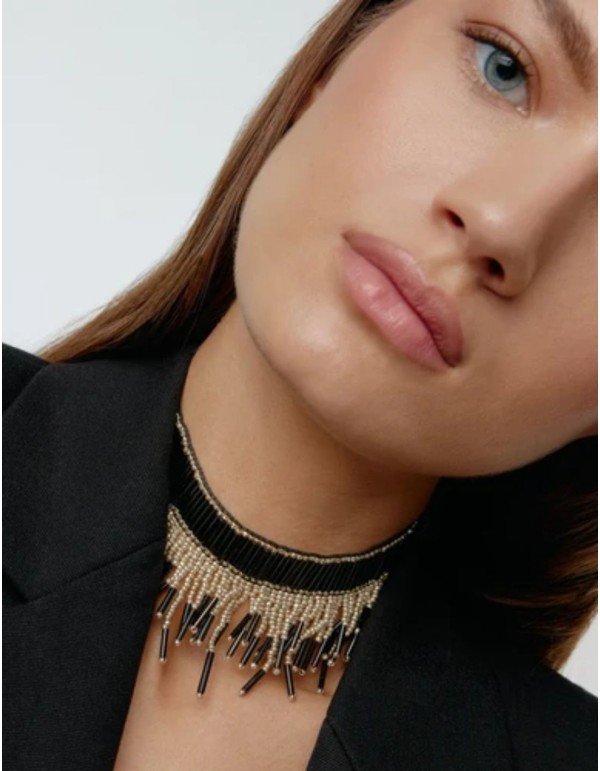 Choker de hilo metalizado y resinas