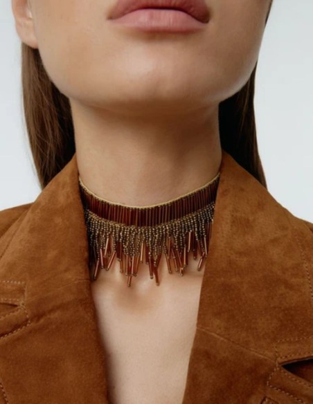 Choker de hilo metalizado y resinas